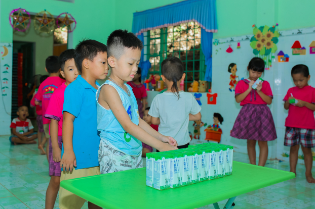 Trẻ em được uống sữa học đường miễn phí ở Quảng Nam 4
