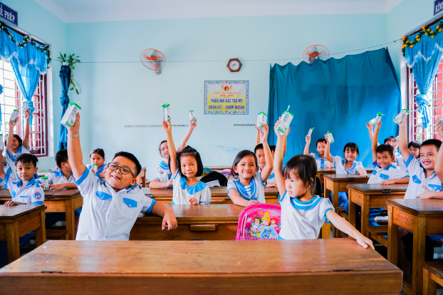 Trẻ em được uống sữa học đường miễn phí ở Quảng Nam 9