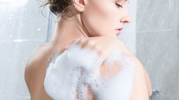   Cách lựa chọn sữa tắm phù hợp để bảo vệ da trong mùa hè. Ảnh minh họa  