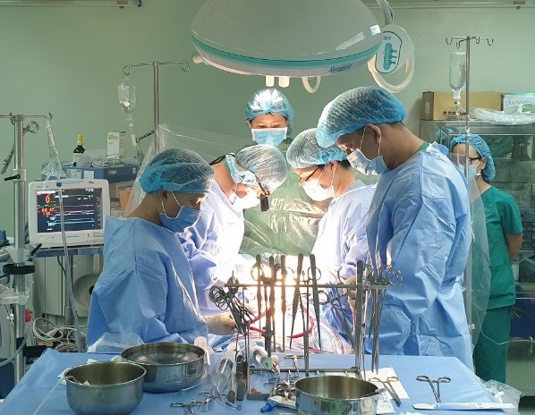   Các bác sĩ tiến hành phẫu thuật lấy khối u to ở tim cho bệnh nhân  
