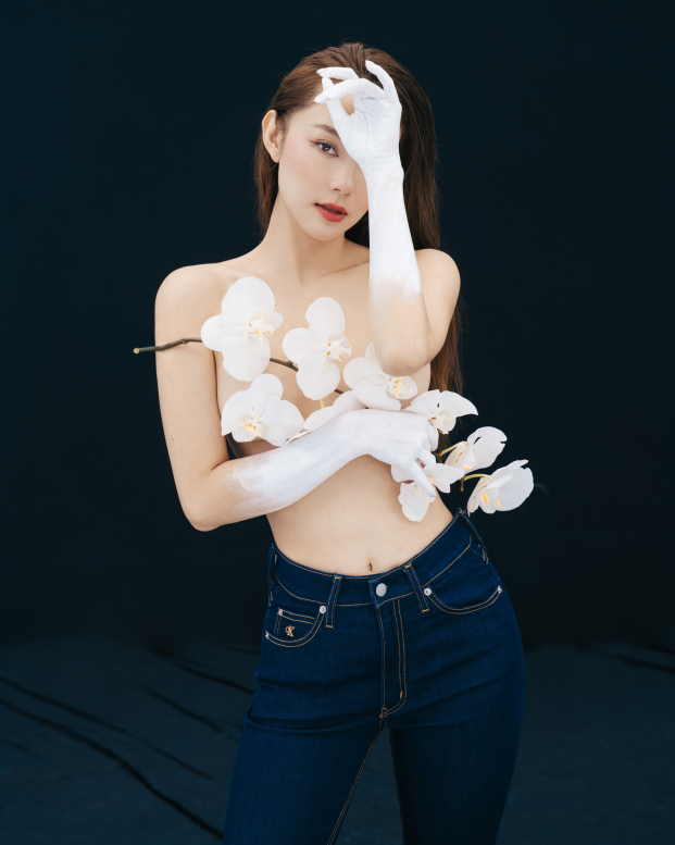   Nữ ca sĩ đẹp xuất sắc trong concept chụp hình cùng hoa tươi đang gây sốt trên mạng xã hội  