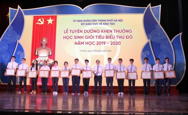   Bộ trưởng Bộ GD&ĐT trao Bằng khen cho học sinh giỏi Hà Nội.  