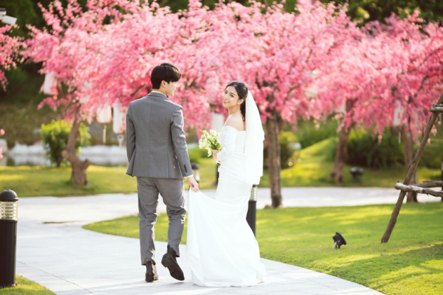 Ngất ngây bộ ảnh cưới đẹp như mơ tại vườn Nhật Bản Vinhomes Smart City 3