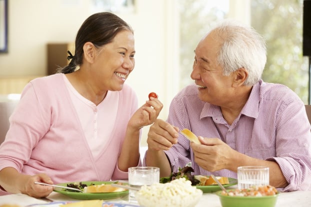   Người cao tuổi nên ăn đủ các thực phẩm giàu chất dinh dưỡng để giúp tăng cường sức khỏe, phòng ngừa bệnh tật hiệu quả. Ảnh minh họa  