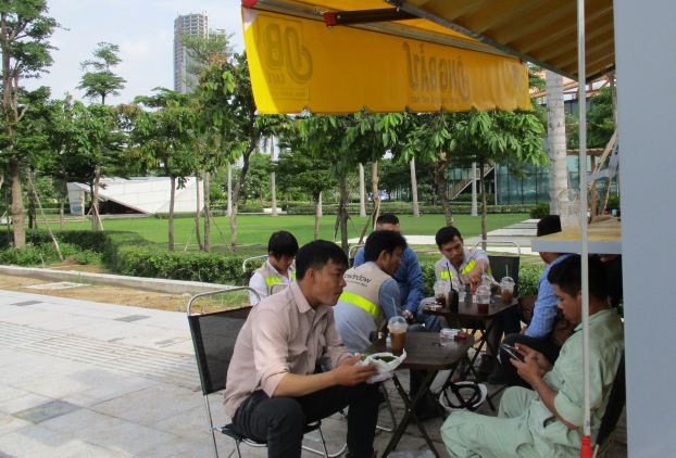   Anh Phan Văn Dũng – kỹ sư làm việc tại đây khen cà phê Ông Bầu rất ngon, rất sảng khoái nên ngày nào anh cũng đến uống.  