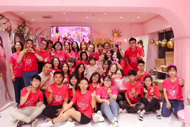 Tin tức sao Việt 22/6: Hari Won diện váy hồng hack tuổi cùng fan đón sinh nhật sớm 1