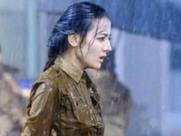 Nhan sắc mỹ nhân Cbiz khi dầm mưa: Thẩm Nguyệt, Nhiệt Ba bị dìm, Lưu Diệc Phi là cực phẩm 6