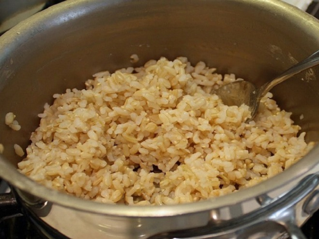   Để làm cơm rượu nếp, dùng gạo nếp xay nấu như nấu cơm bình thường. Ảnh minh họa  