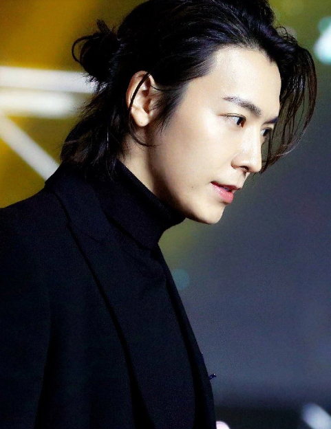   Vẻ đẹp của Donghae khiến triệu trái tim phải nghẹt thở.  