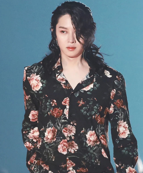   Sở hữu vẻ đẹp phi giới tính, Kim Heechul chinh phục trái tim của mọi đối tượng khi để tóc dài uốn lọn xoăn.  