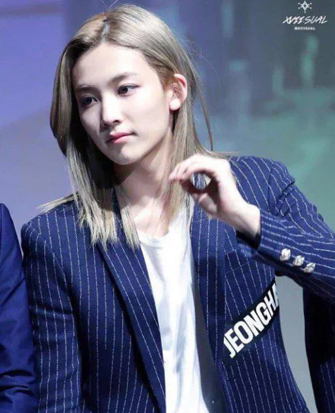   Nhắc đến nam idol để tóc dài thì không thể bỏ qua Jeonghan của SEVENTEEN. Gương mặt nhỏ nhắn của Jeonghan trở nên thật xinh đẹp khi anh chàng để mái tóc dài nhuộm vàng thế này.  