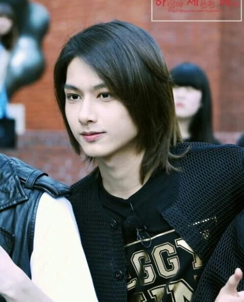  Vẻ ngoài xinh đẹp của Jun khi để tóc dài tỉa layer.  