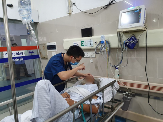   Một bệnh nhân đột quỵ vào viện trong tình trạng rối lọan ý thức, liệt nửa người bên phải đang điều trị tại khoa Cấp cứu, Bệnh viện Bạch Mai  