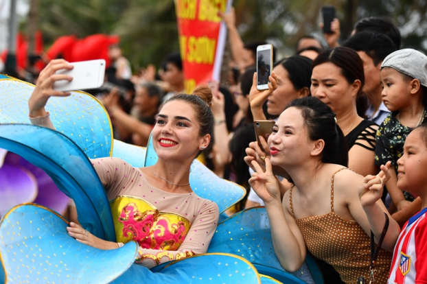 Carnival đường phố mở màn ấn tượng cho Lễ hội Du lịch biển Sầm Sơn 2020 6