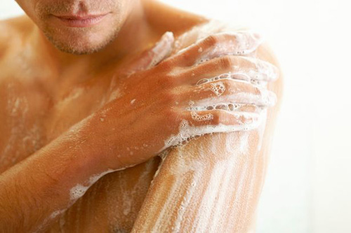   Nên sử dụng xà bông kháng khuẩn để tắm ngăn mùi hôi nách mùa hè  