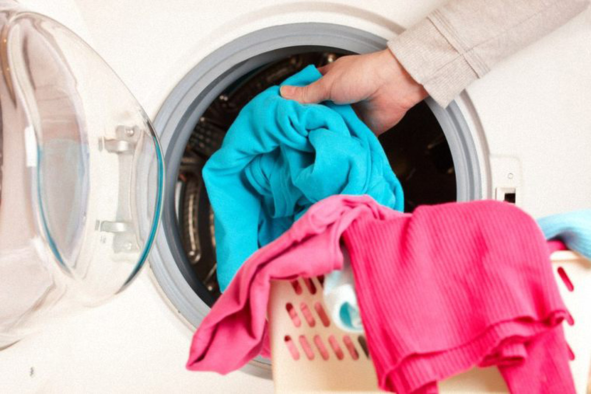   Giặt quần áo thường xuyên là cách để ngăn mùi hôi nách vào mùa hè  