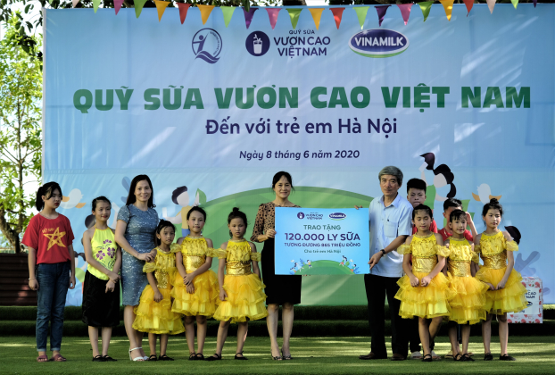 Vừa qua, Vinamilk và Quỹ sữa Vươn cao VN tặng 12.000 ly sữa cho trẻ em khó khăn Hà Nội 0