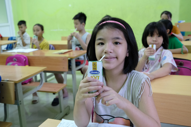 Vừa qua, Vinamilk và Quỹ sữa Vươn cao VN tặng 12.000 ly sữa cho trẻ em khó khăn Hà Nội 6