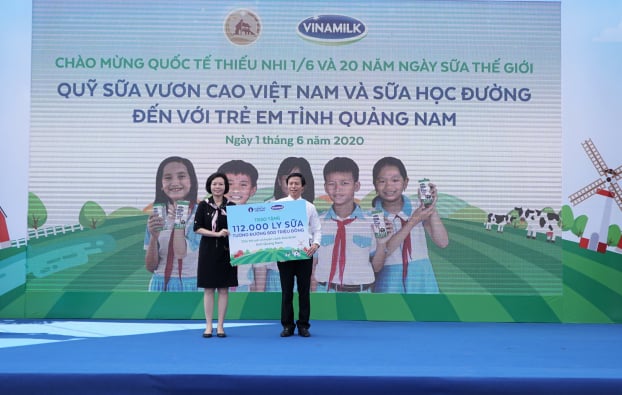 Vừa qua, Vinamilk và Quỹ sữa Vươn cao VN tặng 12.000 ly sữa cho trẻ em khó khăn Hà Nội 8