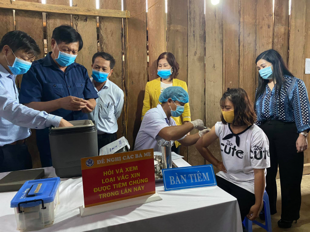   Thứ trưởng Đỗ Xuân Tuyên tới kiểm tra công tác tiêm chủng tại xã Quảng Hòa, huyện Đắk Glong.  