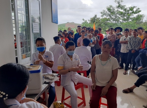   Trung tâm Y tế huyện Đăk Tô đã tổ chức đợt 1 chiến dịch tiêm vaccine Td cho đối tượng 7-35 tuổi tại xã Đăk Rơ Nga, huyện Đăk Tô.  