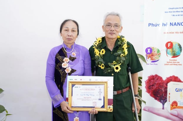   Hai vợ chồng tác giả Vũ Huy Chương đến nhận giải.  
