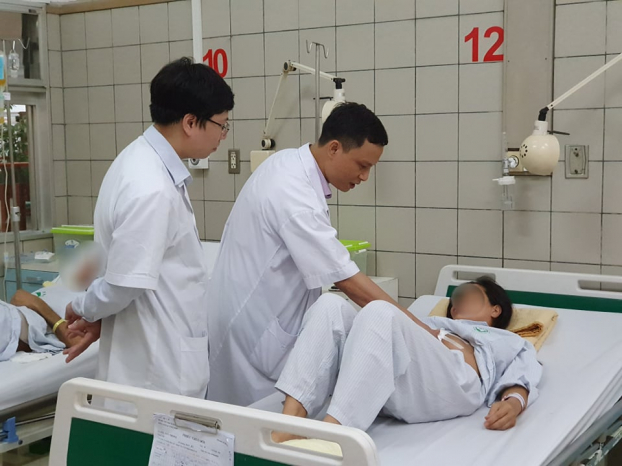   TS.BS Trần Mạnh Hùng và BS. Trần Quế Sơn thăm khám cho bệnh nhân trước khi xuất viện  
