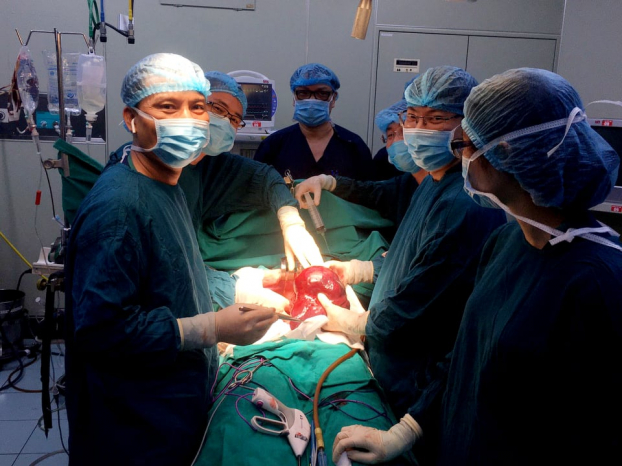   Các bác sĩ tiến hành phẫu thuật mổ bắt thai nhi và cắt khối u gan hiếm gặp cho thai phụ  