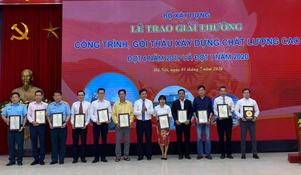   Ông Phạm Ngọc Sáu- GĐ SB Vân Đồn nhận Giải thưởng Công trình chất lượng cao 2019  