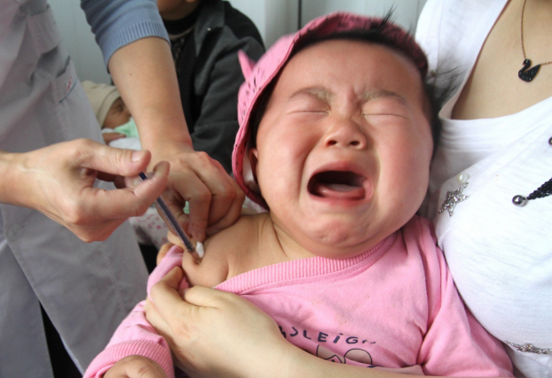   Cha mẹ nên cho trẻ em đi tiêm vắc-xin phòng bệnh bạch hầu đầy đủ và đúng lịch. Ảnh minh họa  