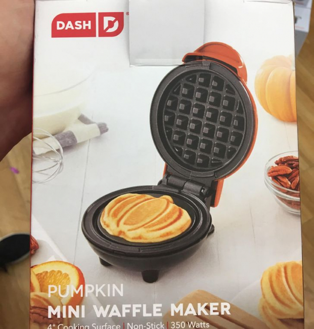   Không hiểu phép màu nào giúp chiếc máy làm bánh Waffle này cho ra bánh hình quả bí ngô nhỉ?  