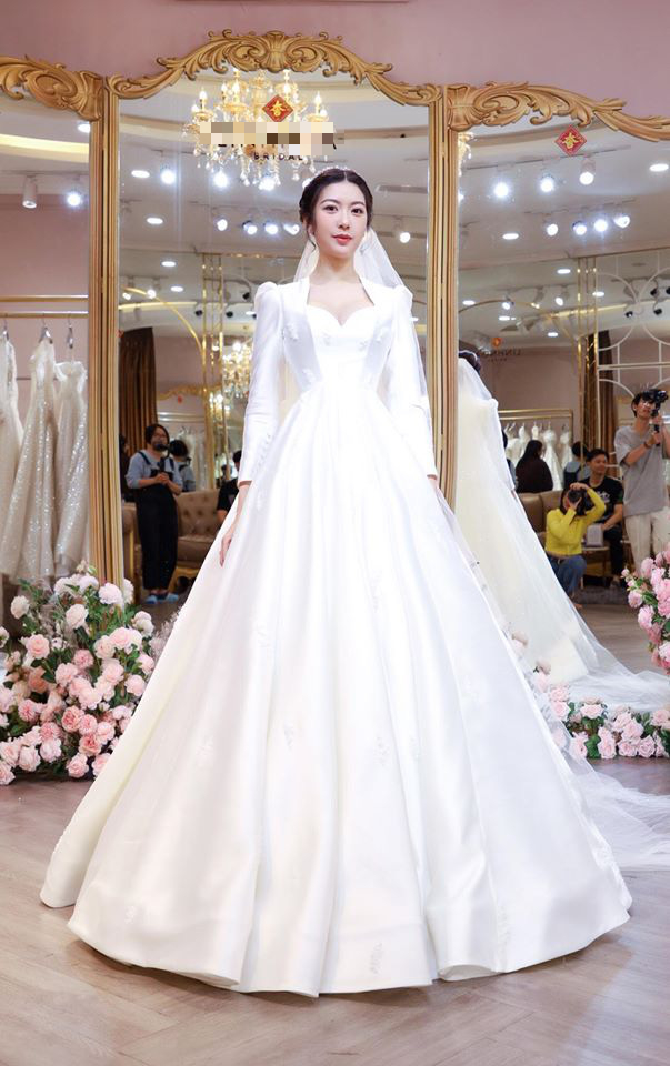 Á hậu Thúy Vân xinh như công chúa, hé lộ 2 mẫu váy cưới trong ngày trọng đại 0