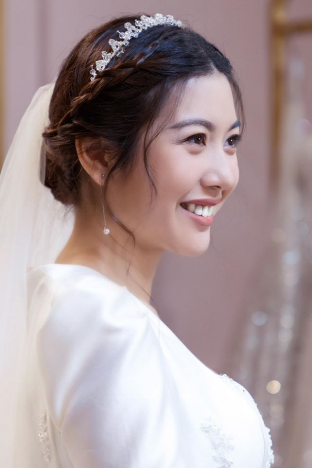Á hậu Thúy Vân xinh như công chúa, hé lộ 2 mẫu váy cưới trong ngày trọng đại 1