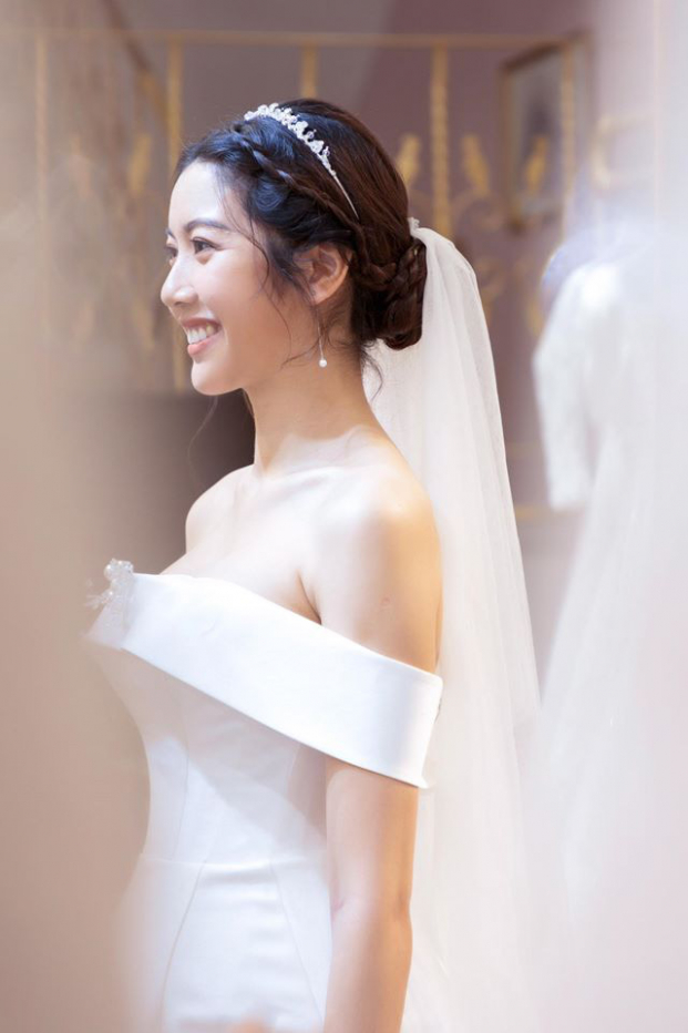 Á hậu Thúy Vân xinh như công chúa, hé lộ 2 mẫu váy cưới trong ngày trọng đại 2