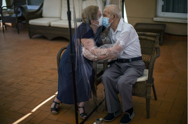   Cuộc gặp đầu tiên sau 102 ngày xa cách của ông Pascual Pérez và vợ là bà Agustina Cañamero hôm 22/6. Nụ hôn qua lớp nilon của cặp vợ chồng già đã khiến mọi người vô cùng xúc động. Ảnh: AP.  