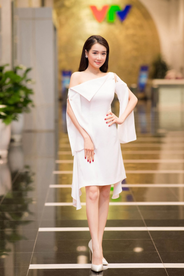   Chiếc váy trắng có thiết kế đơn giản nhưng vẫn tôn lên vóc dáng cùng nhan sắc xinh đẹp cho bà xã Trường Giang.  