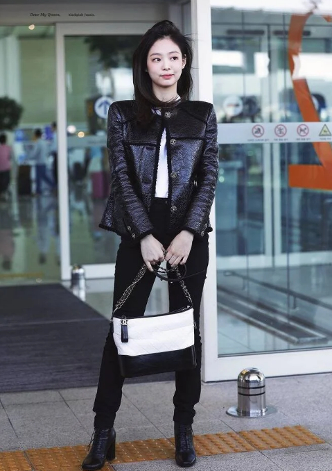 Jennie (BLACKPINK) xứng danh nàng thơ Chanel, đi sân bay mà ngỡ bước trên sàn runway 3