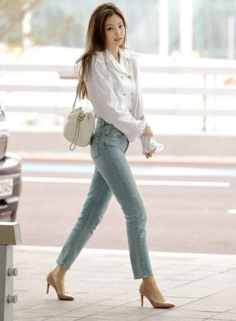 Jennie (BLACKPINK) xứng danh nàng thơ Chanel, đi sân bay mà ngỡ bước trên sàn runway 2