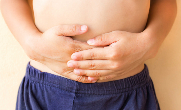   Trẻ thường xuyên bị đau bụng, chướng bụng cũng là một trong những dấu hiệu cảnh báo bệnh ung thư máu. Ảnh minh họa  