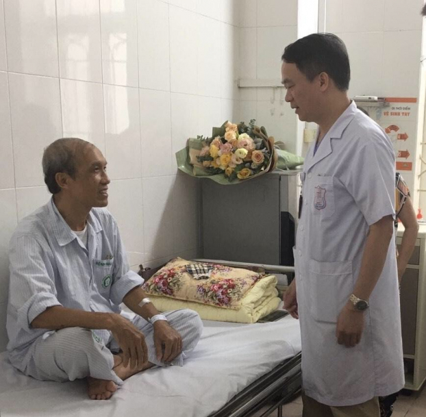   PGS.TS Phạm Mạnh Hùng, Viện trưởng Viện Tim mạch quốc gia thăm bệnh nhân sau khi được can thiệp  