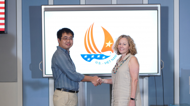   Ông Phạm Giang Linh - Tổng Giám đốc Hệ thống Giáo dục HOCMAI (bên trái) gặp gỡ bà Paula Kitendaugh - Giám đốc các Trung tâm Hoa Kỳ tại khu vực, Đại sứ quán Hoa Kỳ tại Hà Nội.  