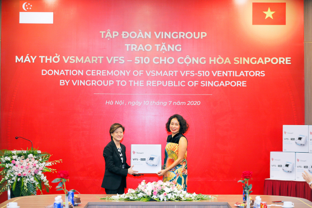   Phó Chủ tịch Tập đoàn Vingroup Lê Thị Thu Thủy trao tặng 200 máy thở cho bà Catherine Wong, Đại sứ Singapore tại Việt Nam.  