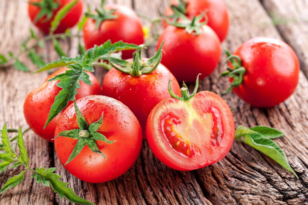   Cà chua là thực phẩm chứa nhiều vitamin A, E cũng như lycopene  