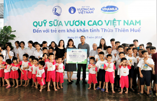   Bà Phan Minh Nguyệt, Phó Giám đốc Sở Lao động Thương binh và Xã hội Thừa Thiên Huế đại diện nhận bảng trao tặng sữa của Quỹ sữa Vươn cao Việt Nam và Vinamilk    