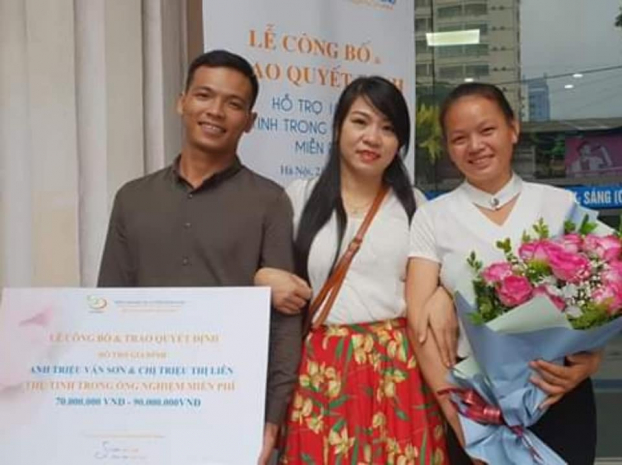   2 vợ chồng chị Liên hạnh phúc khi được nhận hỗ trợ của bệnh viện Nam học hiếm muộn Hà Nội.  