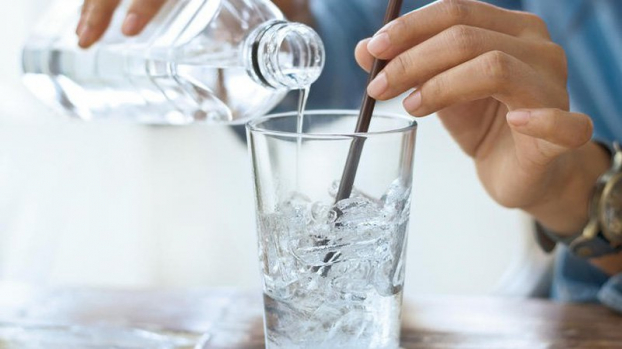   Bạn nên uống đủ hai lít nước mỗi ngày  
