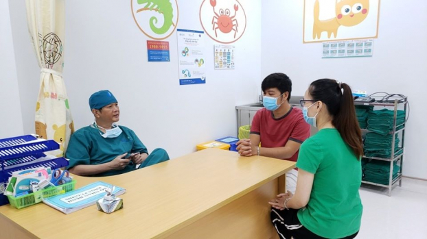   Bác sĩ Định thông tin với bố mẹ 2 bé về kết quả cuộc phẫu thuật.  