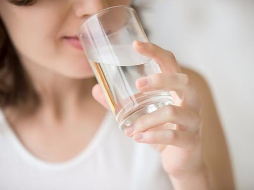   Uống đủ nước sẽ giúp tiểu nhiều hơn, giúp thải độc cơ thể hiệu quả. Ảnh minh họa  
