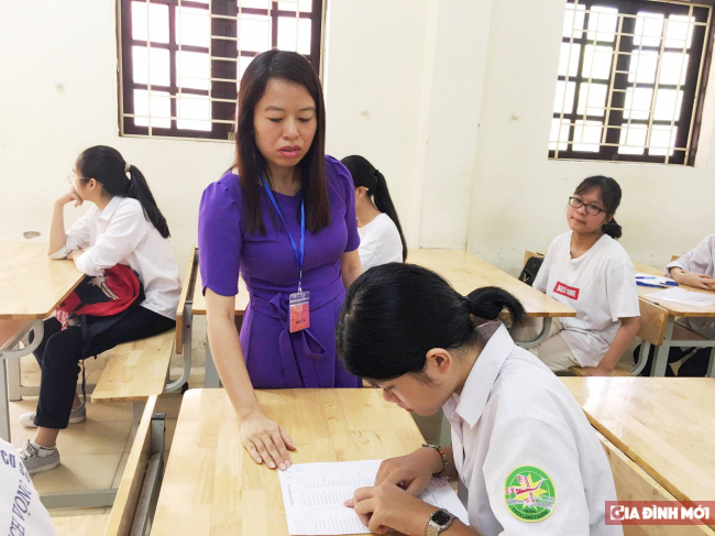   Thí sinh kiểm tra họ, tên mình lần cuối để sẵn sàng cho ngày mai.  