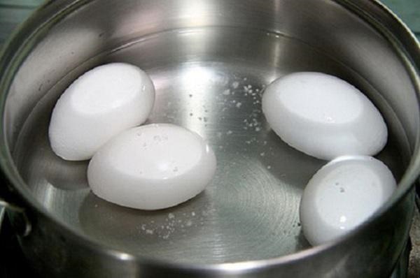   Thời gian luộc trứng chuẩn là nên để khoảng 10 - 12 phút  
